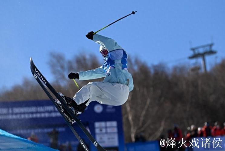 李方慧摘得美国阿斯本自由式滑雪U型场地世界杯冠军